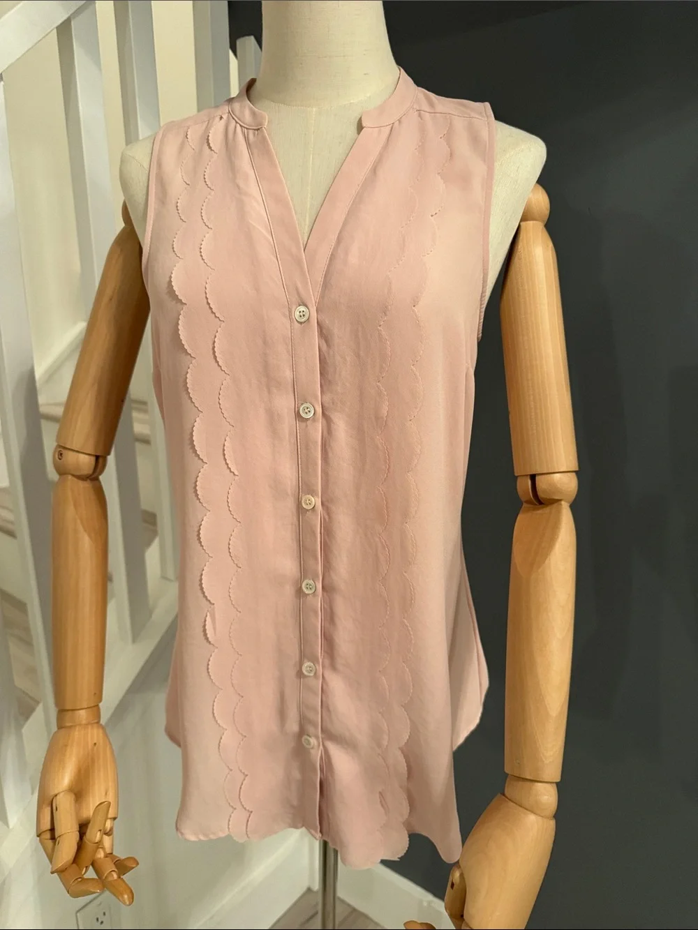 Anthropologie Brand Meadow Rue. Sleeveless Scallop-Trim. Blush Pink. Size 4 - Picture 2 of 9